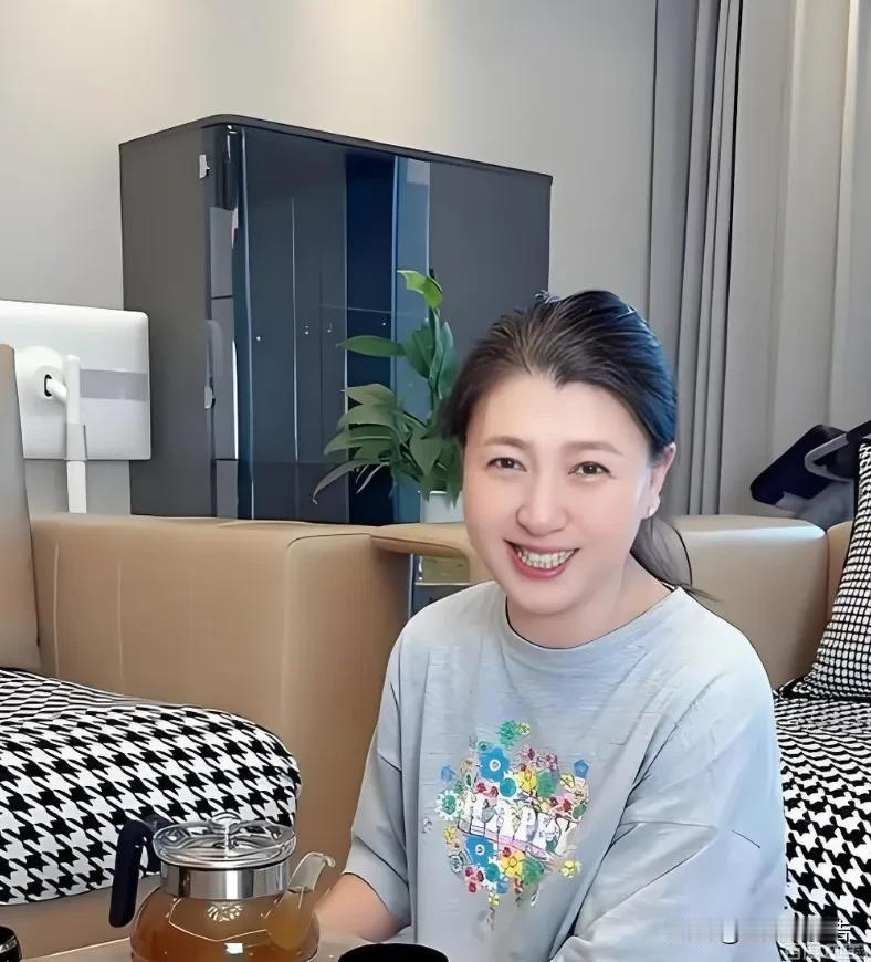 闫学晶直播间“哭穷”，可以理解，毕竟职业演员家庭的开销和普通百姓不一样，更何况在