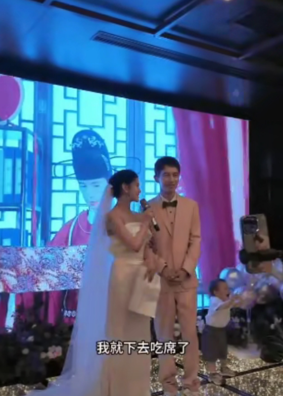 上海一场俊男靓女的婚礼上，  新娘发言极简，引发热议。  她说：“下面交给新