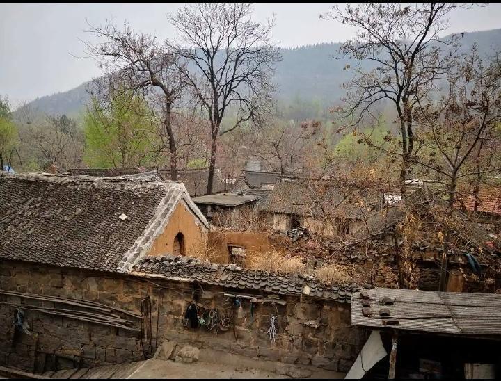 房已旧，院荒凉，风吹叶落草满墙，不见老少孩童影，…………？上联：荒宅无