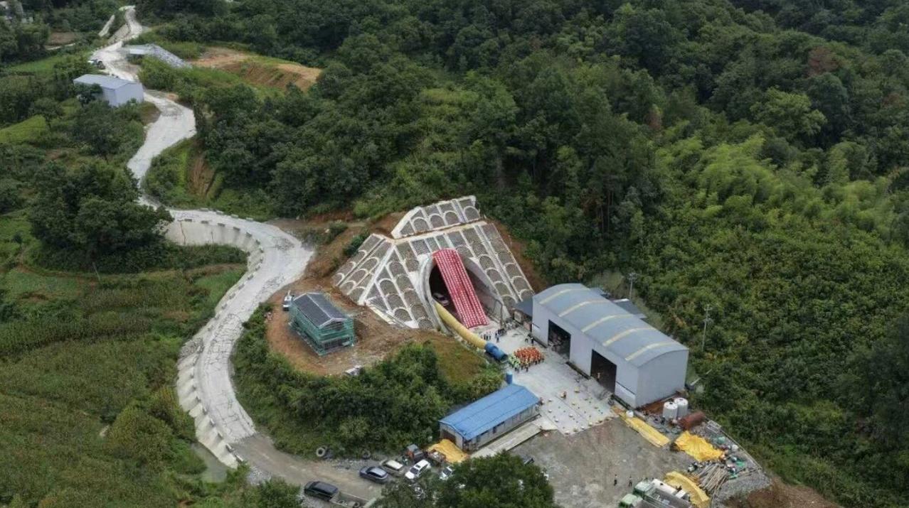 8月12日上午，大别山北麓一声闷响过后，中铁二十一局承建的合武高铁（安徽段）黄鹄