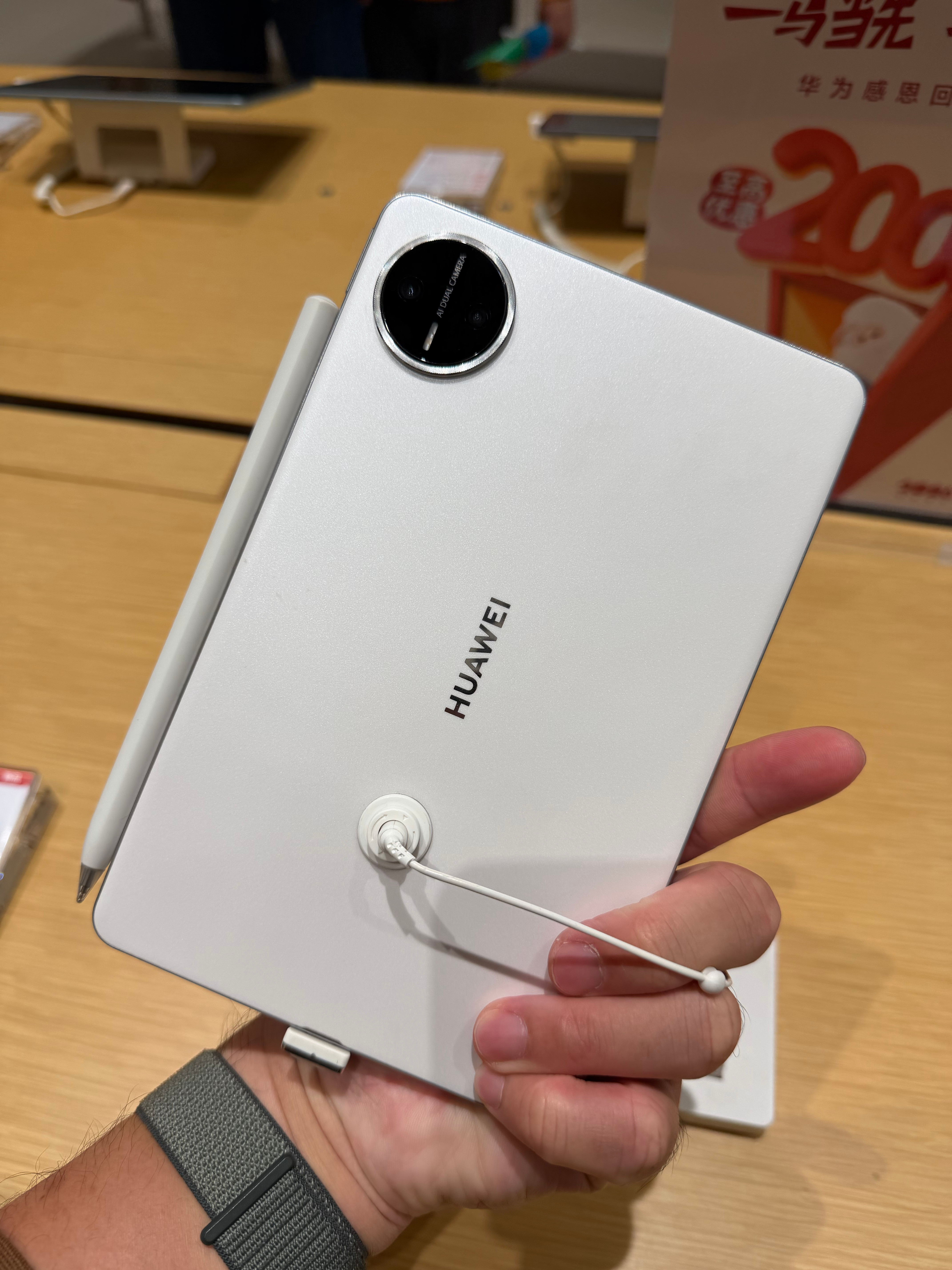 来华为看个平板，我问图3的Air是OLED屏幕么，销售说不是，OLED不耐用容易