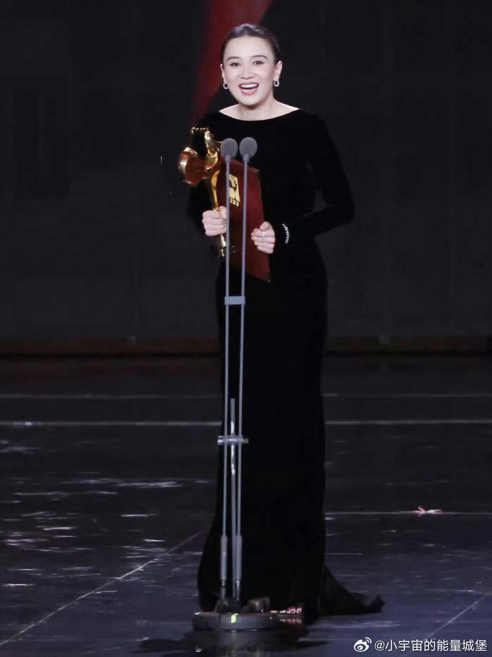 宋佳相当于雷佳音。2025-2026，《山花烂漫时》宋佳一串三拿下中国电视剧三大奖视后。2023-2