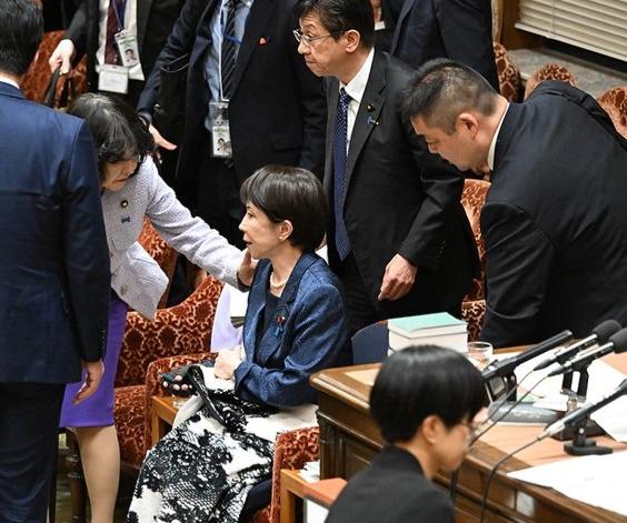 高市早苗快要辞去日本首相职务了！2026年3月12日，日本国会的镜头里，首相