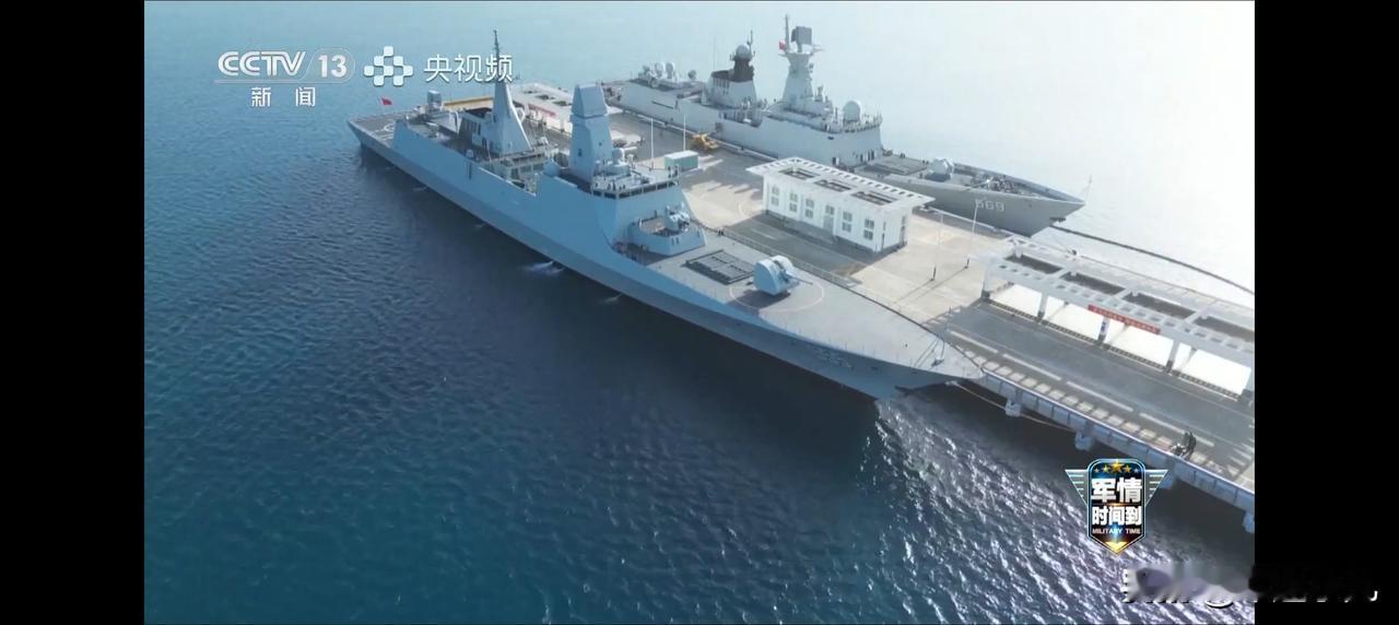 一比吓一跳！054B和054A同框照首次公布，差距太明显了……这应该是第一次