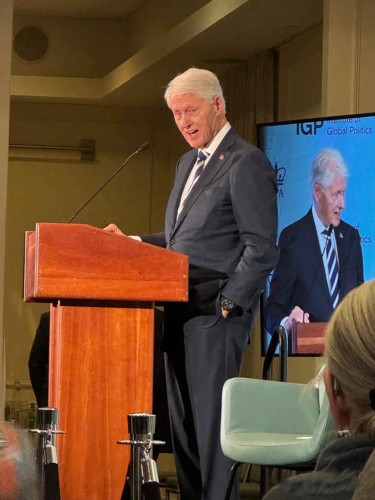 11月10日，美国前总统克林顿参加活动被偶遇！从曝光的画面我们可以看出，当天克