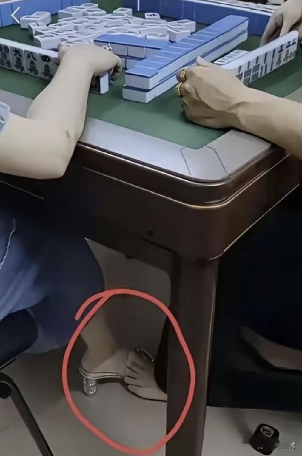 上面打麻将，下面搞小动作，这是在传递什么信息呢？