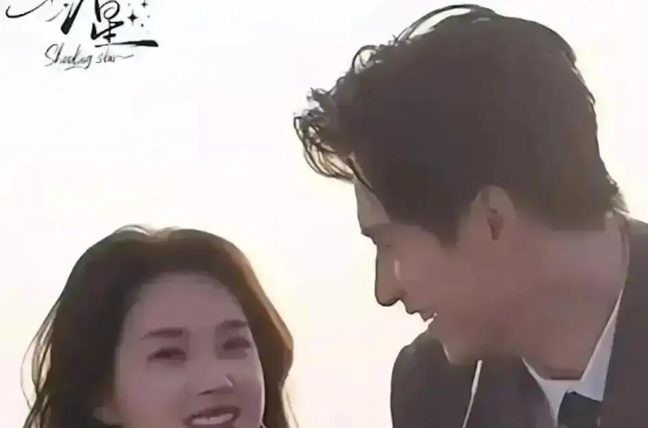 又是恋情曝光，又是“恰好”要播剧？横店深夜，车窗里的剪影口罩挡不住贴近的肩膀。