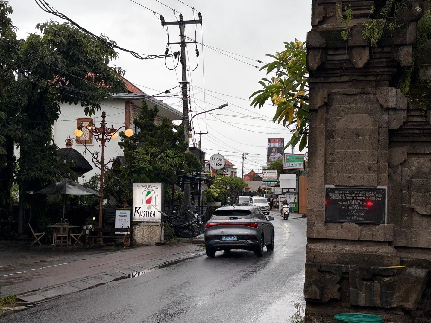 比亚迪在印尼这么狂的吗？我在路边避雨的这十分钟里，已经看到不下于十台比亚迪，绝大