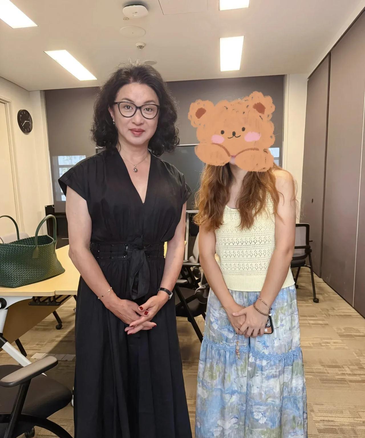 58岁金星到新加坡参加讲座，她穿了一条黑裙子，留着一头卷发，穿衣打扮很高贵优雅，