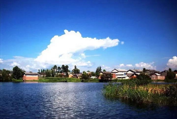 随手拍：我的家乡大理洱源西湖的湖光山色，美吧！
