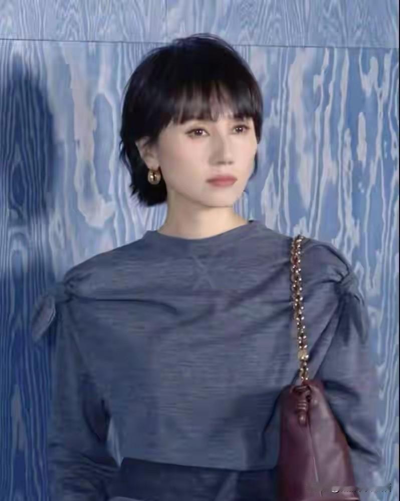 我宣布，袁泉，大概率是内娱这么多女明星里，出现在公共场合穿的最得体的演员，没