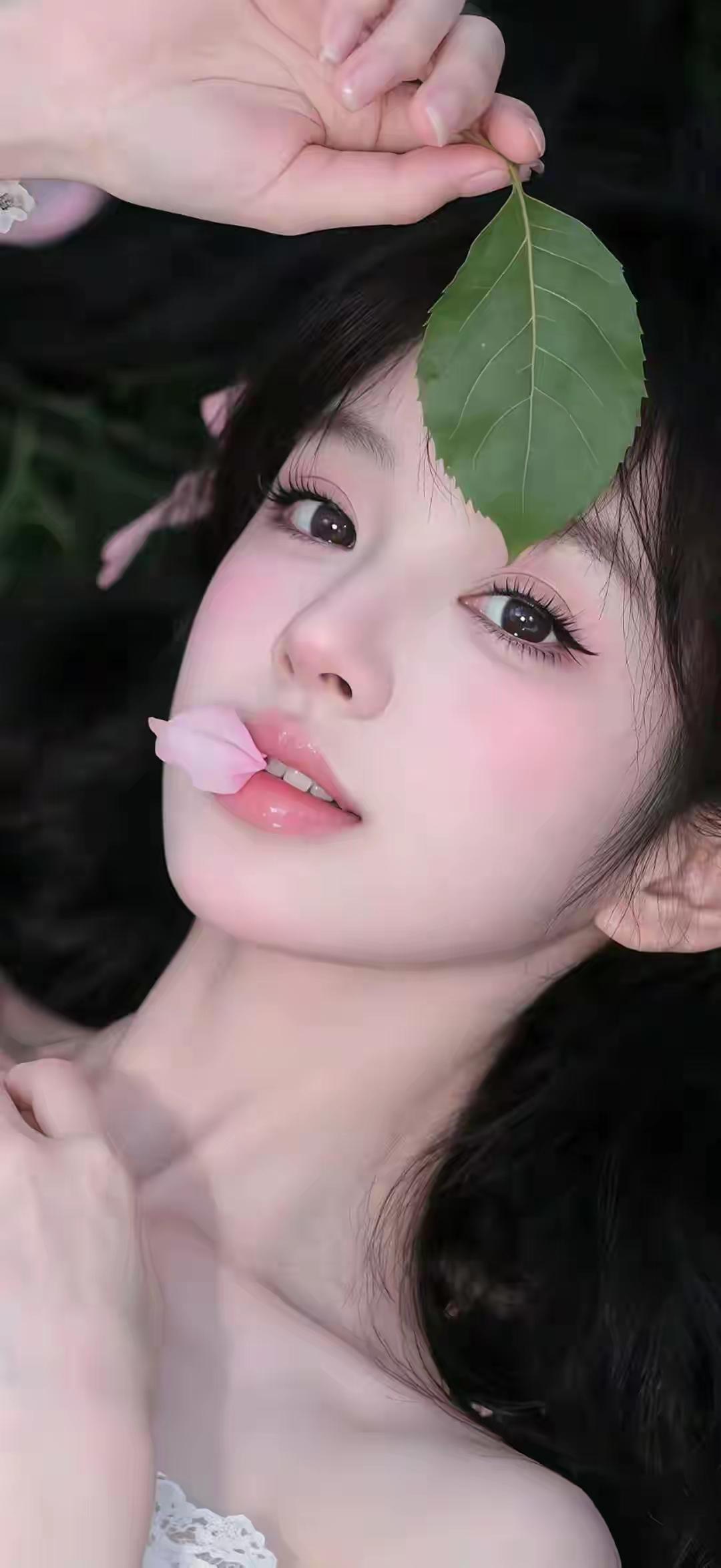 少女心爆棚的梦幻时刻，绿叶与粉花的完美搭配，仿佛置身于童话世界。