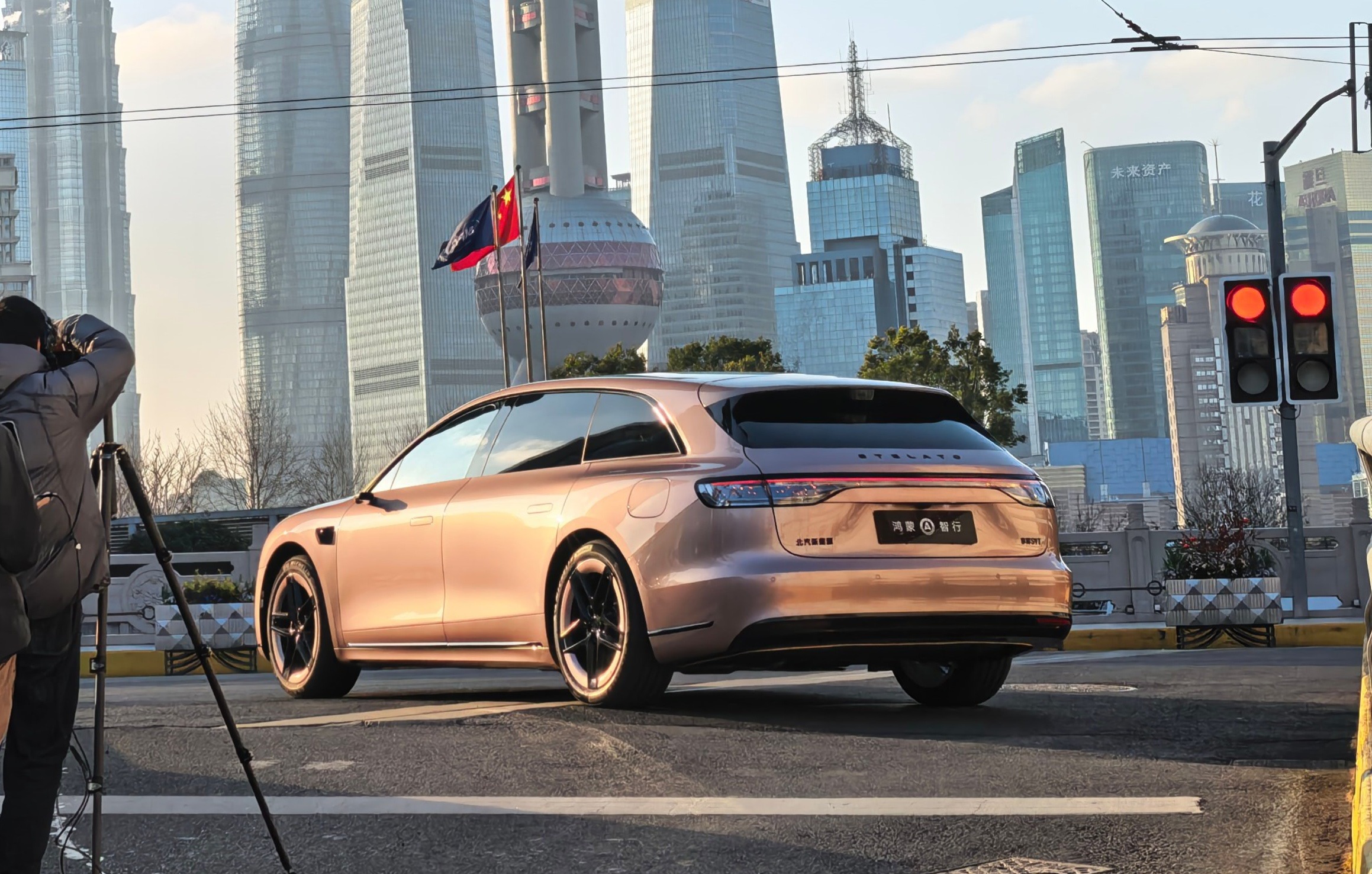 享界S9T新颜色是紫色，质感看着相当不错。这车有比例很高的女车主，推出紫色会更受