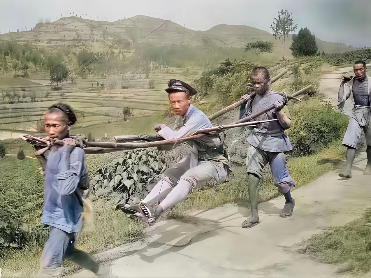 解放前，出行的轿子是那么的简陋，宛如挂在竹竿上一样，可以想象，那时穷人的生活水平