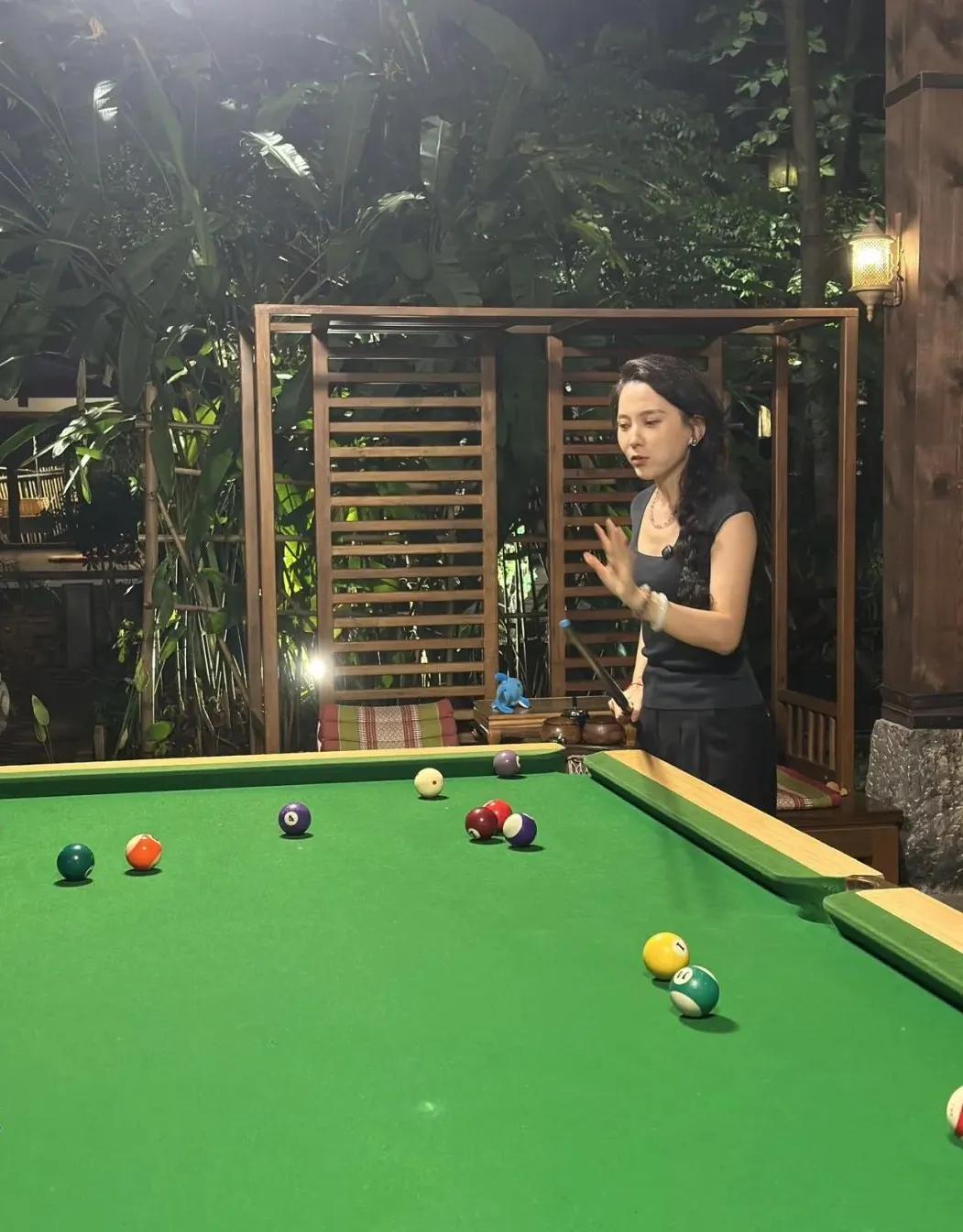 汪峰那位90后女友森林北，居然在台球厅被人偶遇咯！当时她穿着件黑色短袖，下