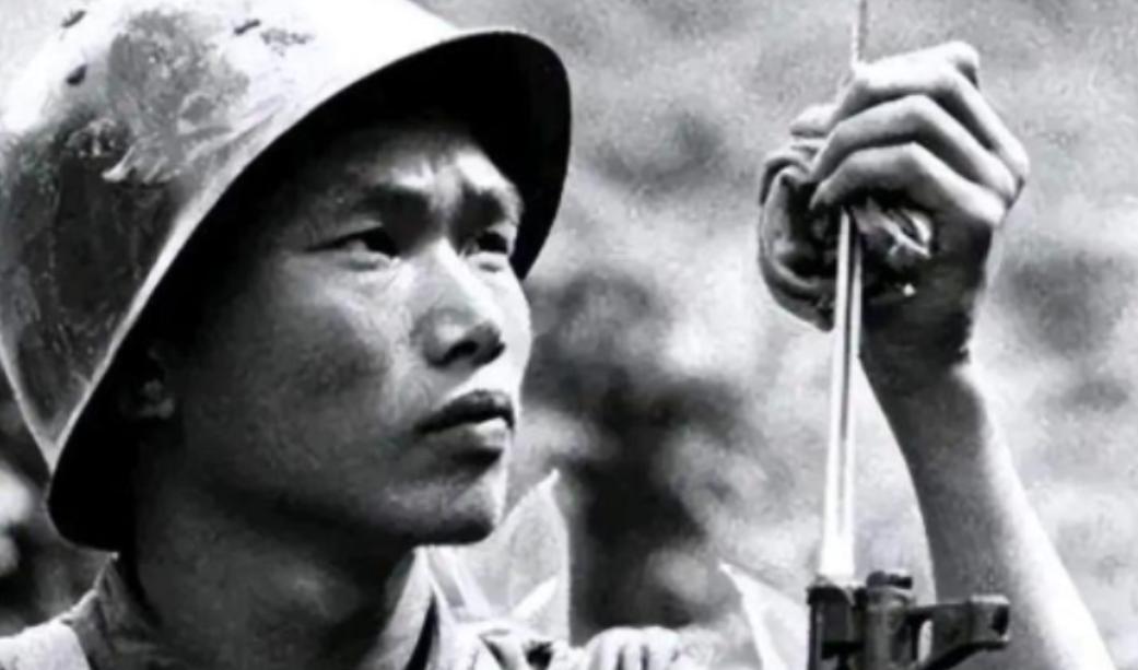 1990年重庆街头，一个农民被数十个混混围攻却丝毫不惧，他竟徒手接住扔来的板砖进