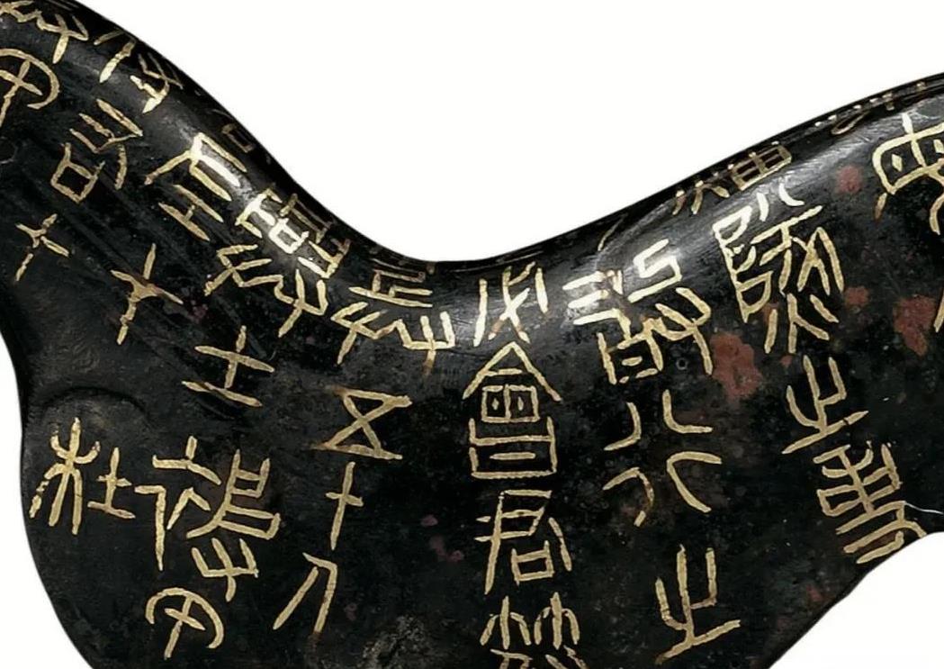 1975年，西安南郊，12岁的少年杨东峰无意间挖到了一只铜老虎，兴奋地拿到废品站
