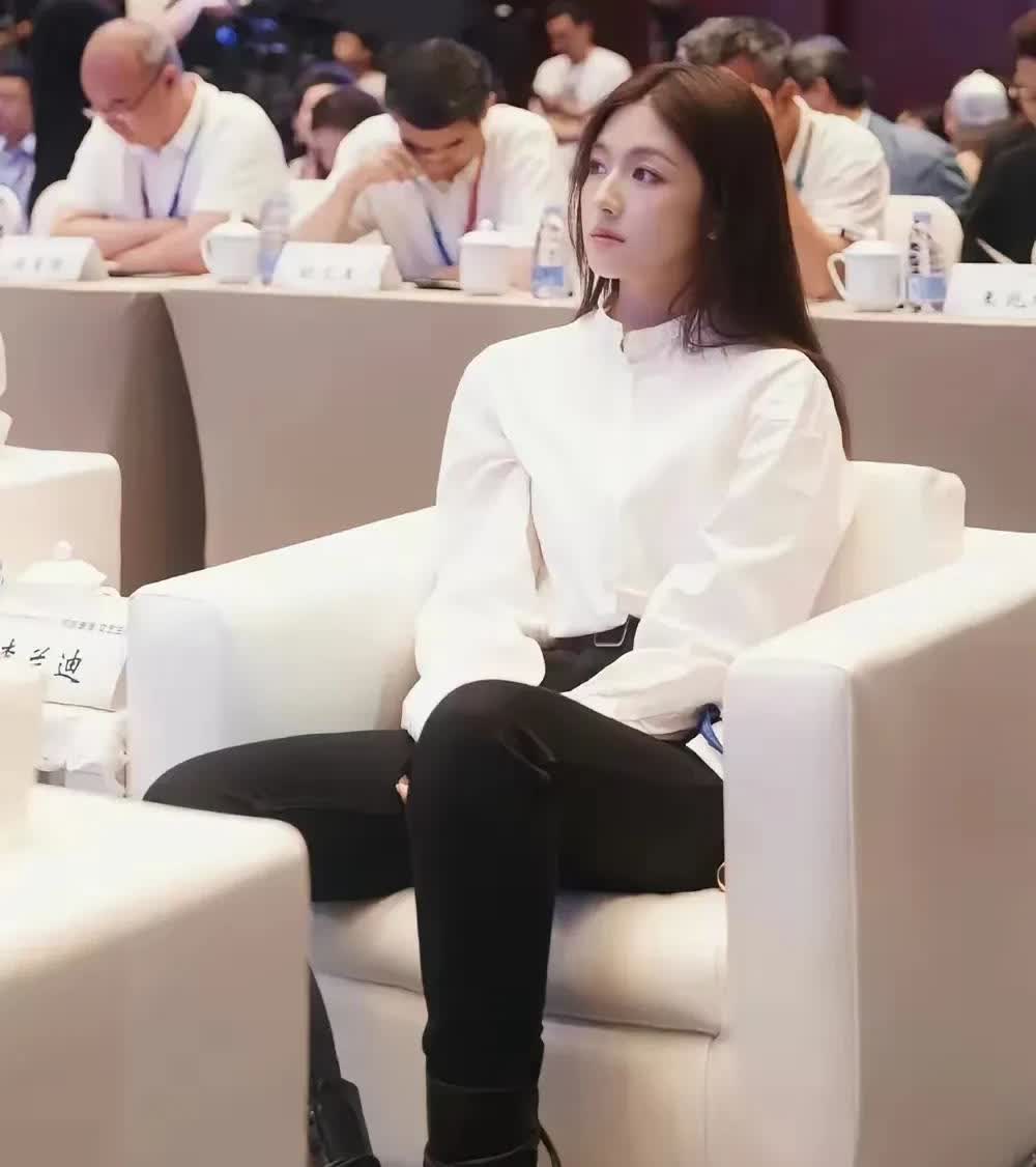 服了服了，李兰迪这是要逼死谁？一刷到就被按头“太美了”，紧接着身材焦虑就像蚊子似
