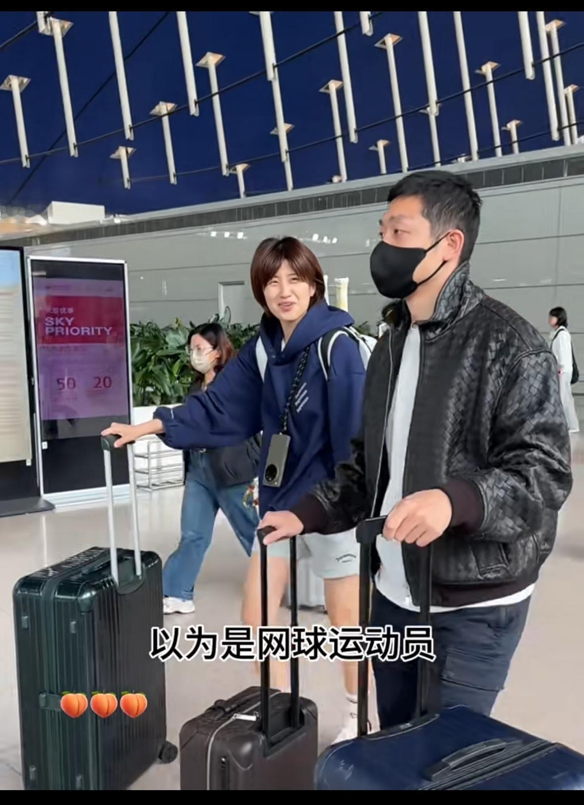许昕和姚姐出发去伦敦了，真的速度，打比赛啊，带薪出差吗，欢乐高挑的两人！为什么