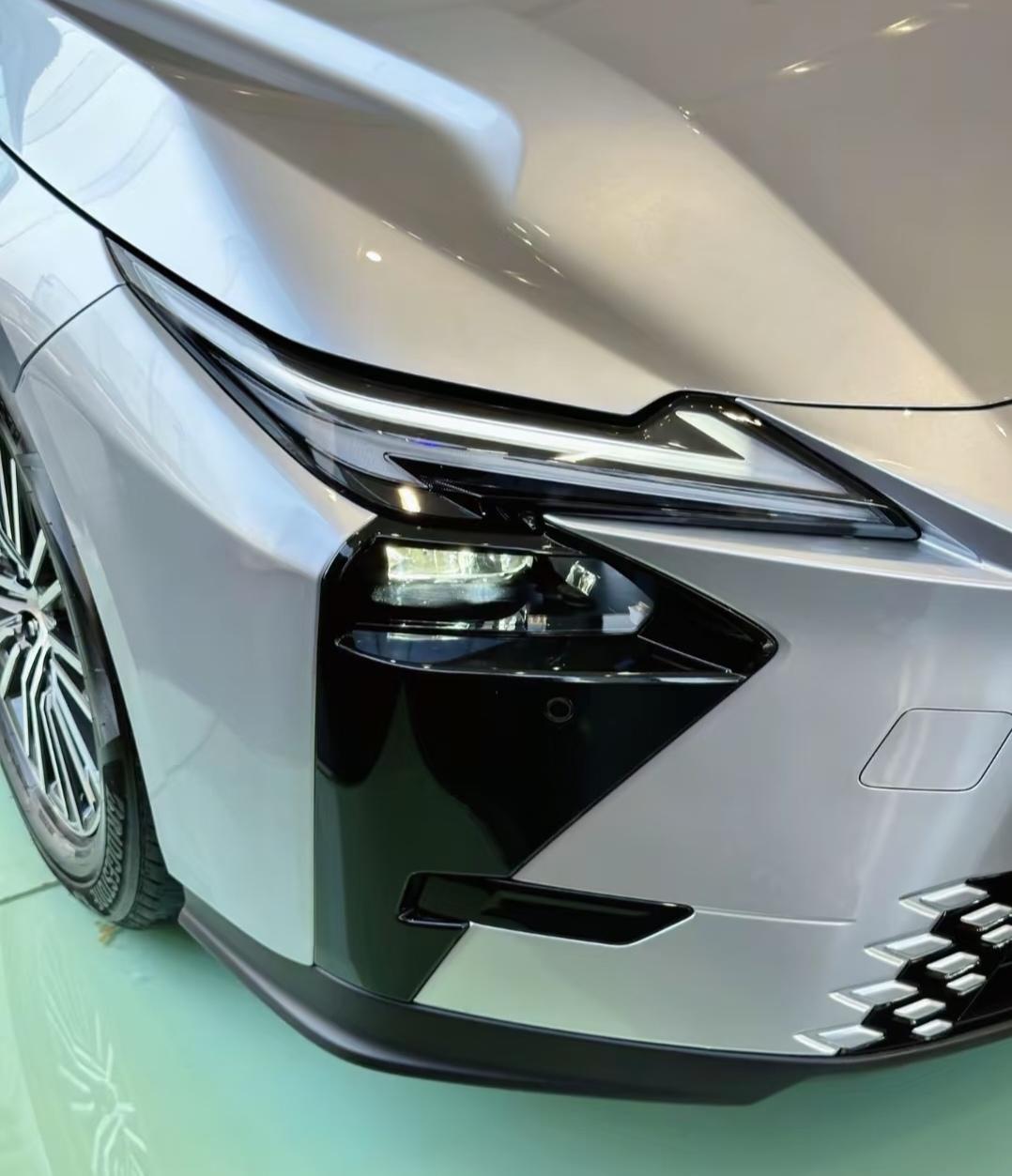 今天去店里终于见到新款ES实车了，很多人吐槽外观四不像，朝着网约车的方向去了，