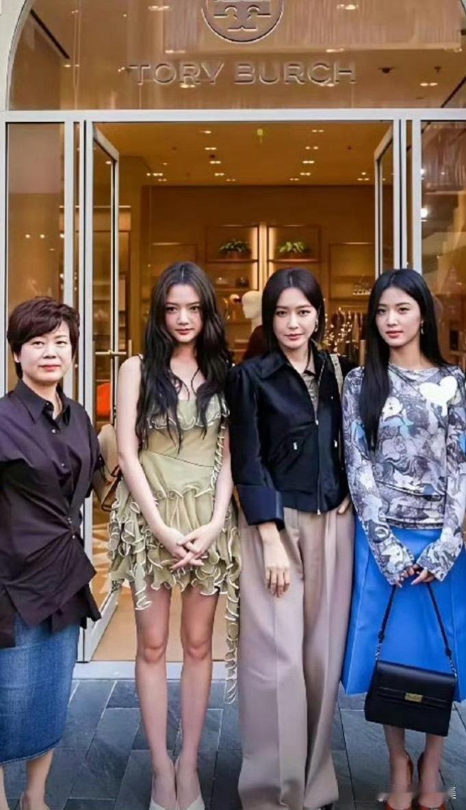 任敏是我见过上镜最吃亏的女星。她身材是北舞严选的，头小腿长。但脸肉肉的，对发型妆