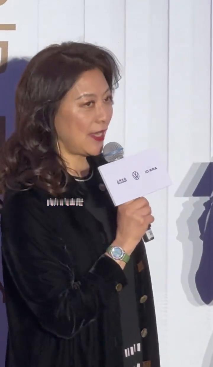 演员一年只工作三四个月，剩下时间在酒店等电话。这不是行业秘密，是生存常态。20