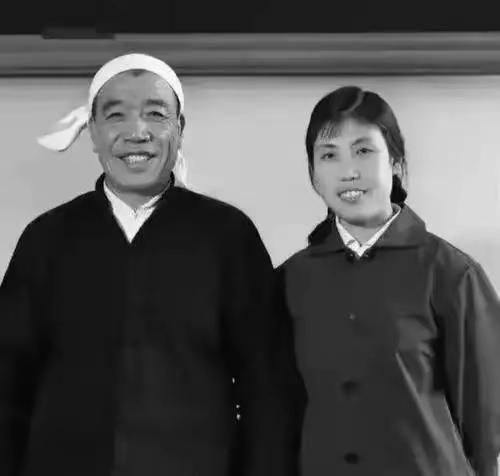 陈永贵与郭凤莲的一张合照，穿越了两个世纪。他们都是农民的儿女，陈永贵同志已逝世多