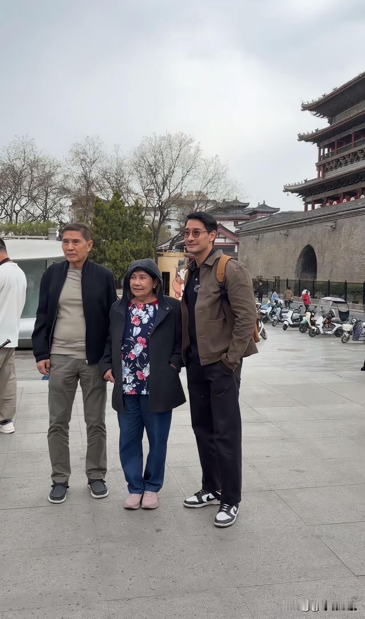 照片里的年轻人是泰国演员Pong（纳瓦·君拉纳拉），是中泰混血，最近和父母来西安