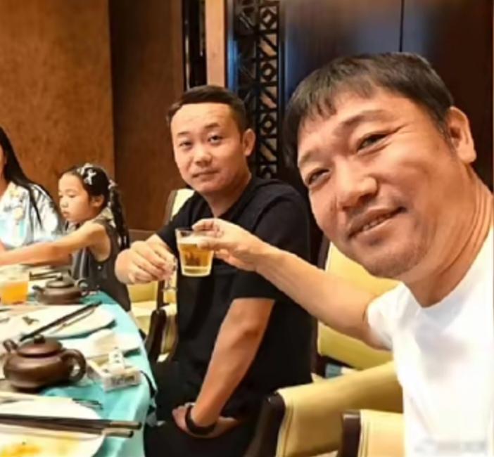 贾冰陷“老毕门”。2026年8月3日在成都封闭包间里，演员贾冰跟老友喝酒，被同桌