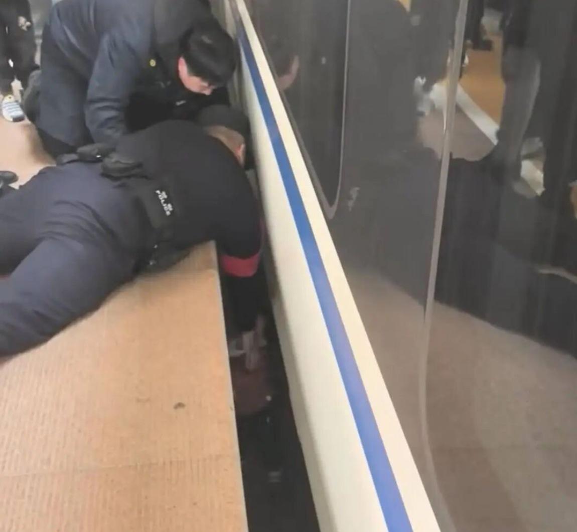 🚨惊魂瞬间！南京南站幼儿坠入站台缝隙，幸被火速救出3月14日上午10时许