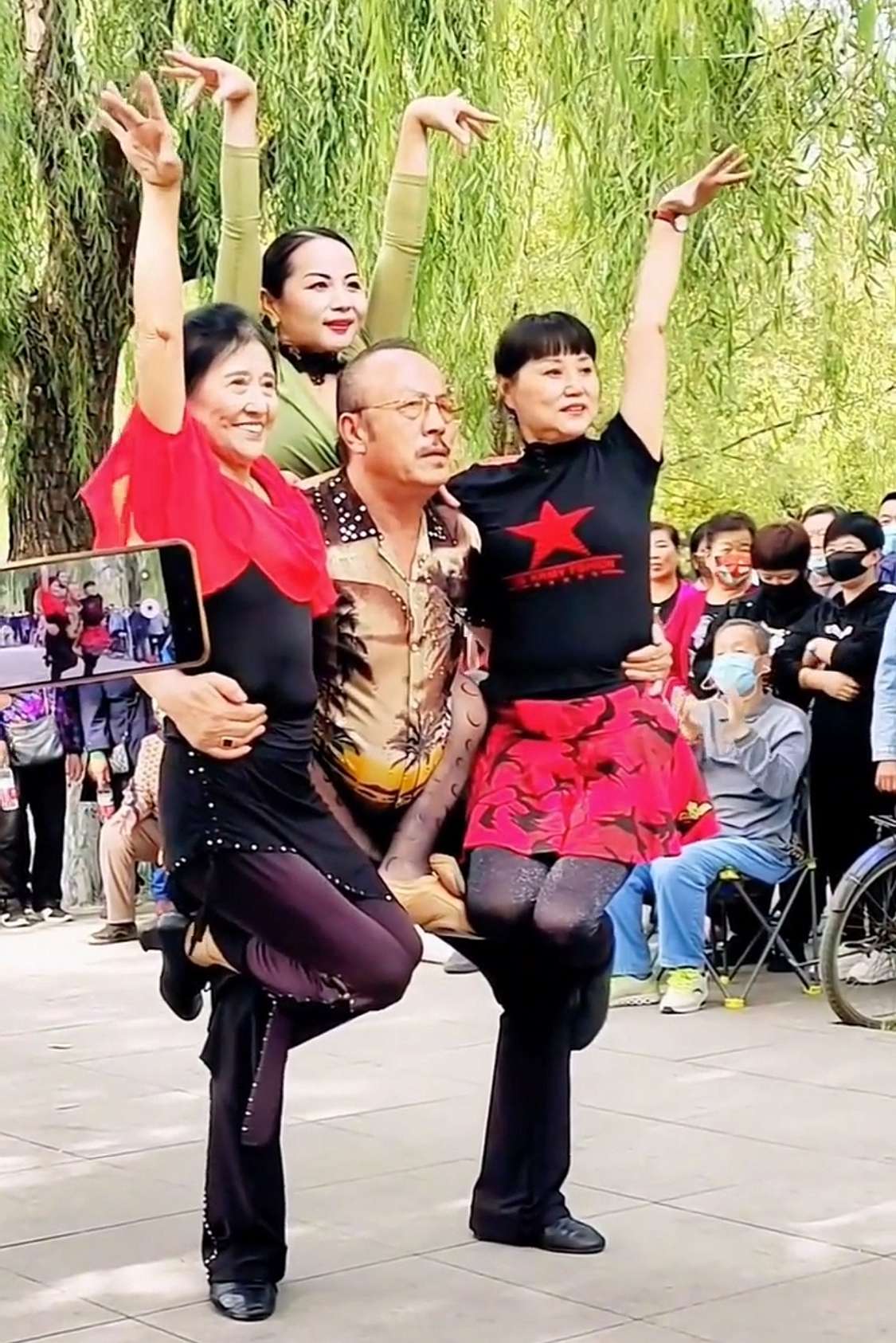 枯藤老树昏鸦，大爷身挂大妈，有时挂俩，有时挂仨。