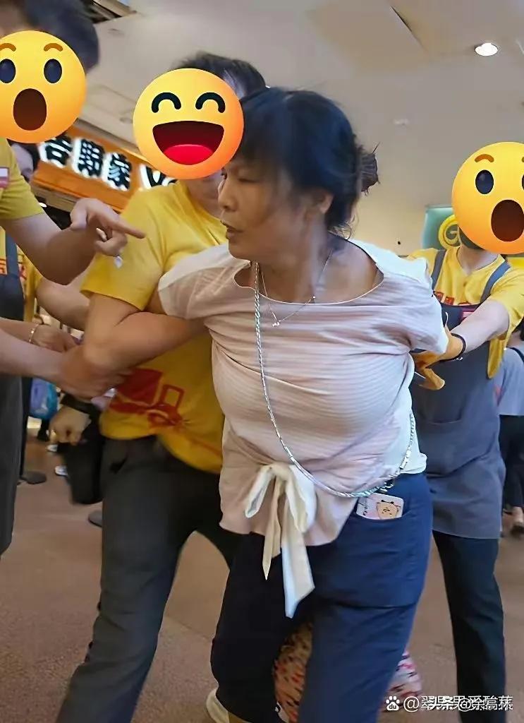 像押解犯人一样。这是在超市发生的一幕。有两三个人抓着个大妈不放，一问才知道