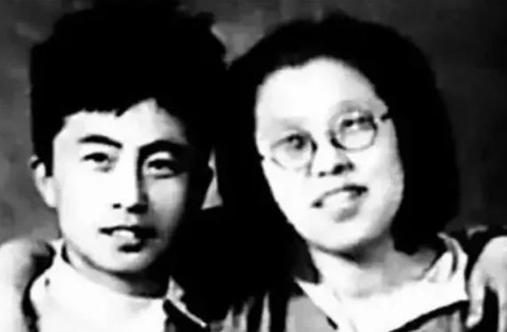 曲波去医院看病，遇到当时的副总理贺龙。得知曲波在机械部上班，贺龙忙问：你认不认识