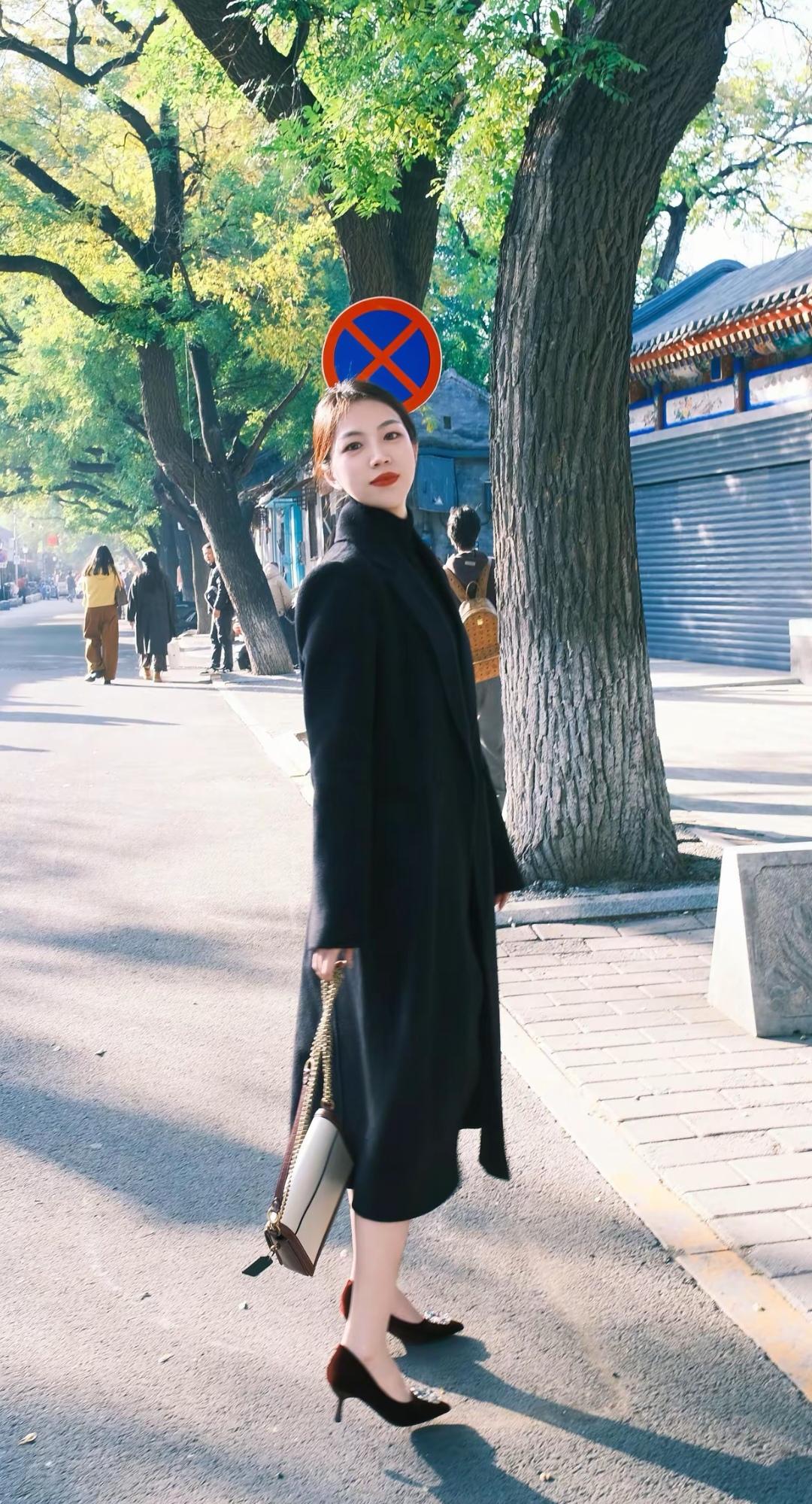 优雅黑裙穿搭，都市女性风范