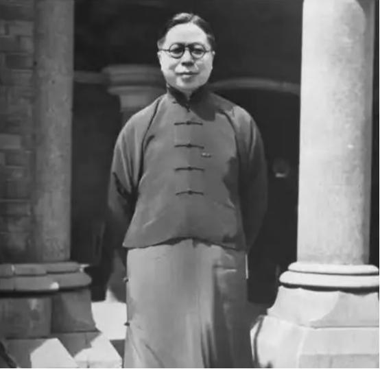 1952年，49岁省主席吴国桢赴蒋介石寿宴，吃下西湖醋鱼觉得发苦，妻子腹痛提前离