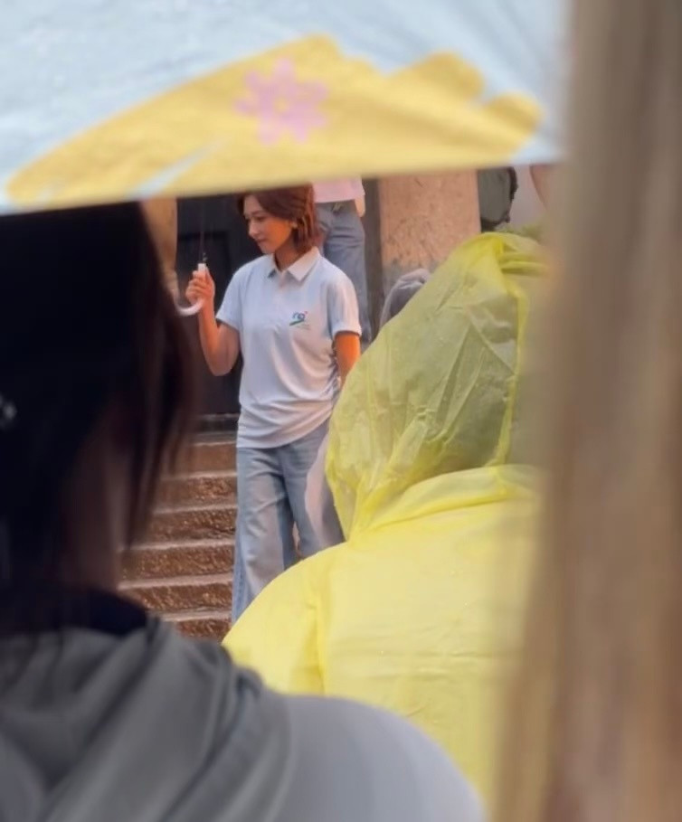 岳麓书院偶遇万茜偶遇万茜雨中拍摄今天长沙的雨确实挺大的不过等雨停了会蛮舒服的