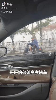 “现实版的兄弟情！”江西九江，一女子雨中开车送小儿子参加高考，途中发现大儿子骑着