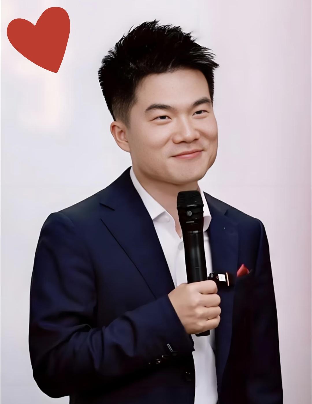 这时候别的网红都在拼命冲业绩抢流量，董宇辉却干了件让人佩服的事。直接提前关门