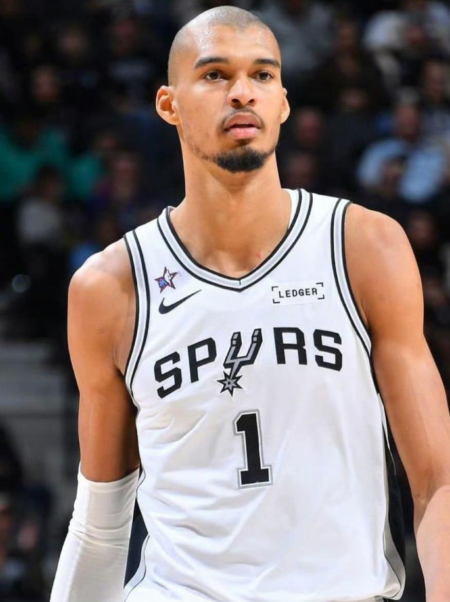 马刺与文班亚马的统治力恩比德复出大开无双独得35分20分大胜公牛，东契奇更是狂