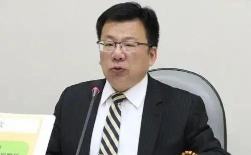6月1日，台当局“监察机构”秘书长李俊俋因公车私用宣布辞职。李俊俋的