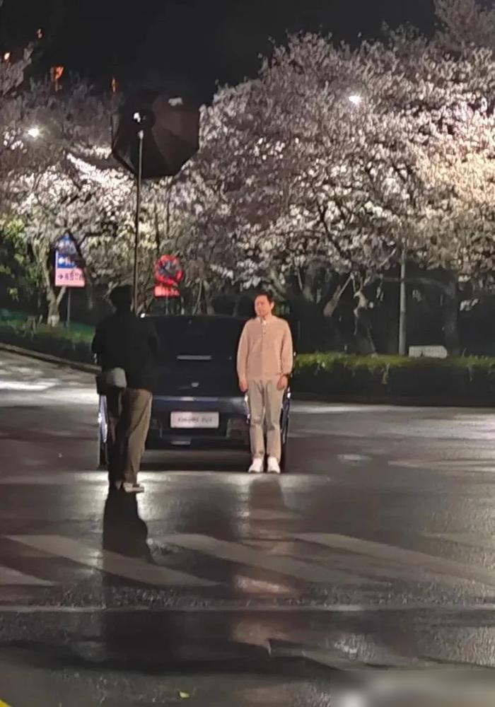 天还没亮就开工，雷军带着未上市的YU7在武大樱花树下拍广告，这效率我服了！前