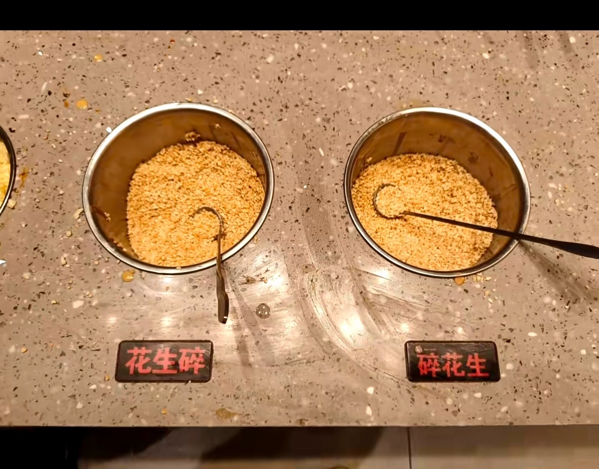 花生碎是专门碎出来，碎花生是被动碎出来的，左边高热量，右边热量高。就像你爱我和我