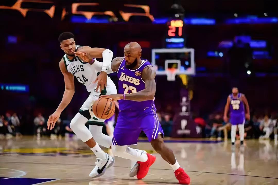 詹姆斯这个状态下赛季拿个中产1500-2000万每场上场时间控制在30分钟