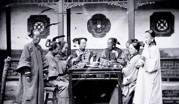 1904年，通房丫李氏，站着侍奉丈夫与正妻长达33年。这日，她正在盛饭。谁知，管