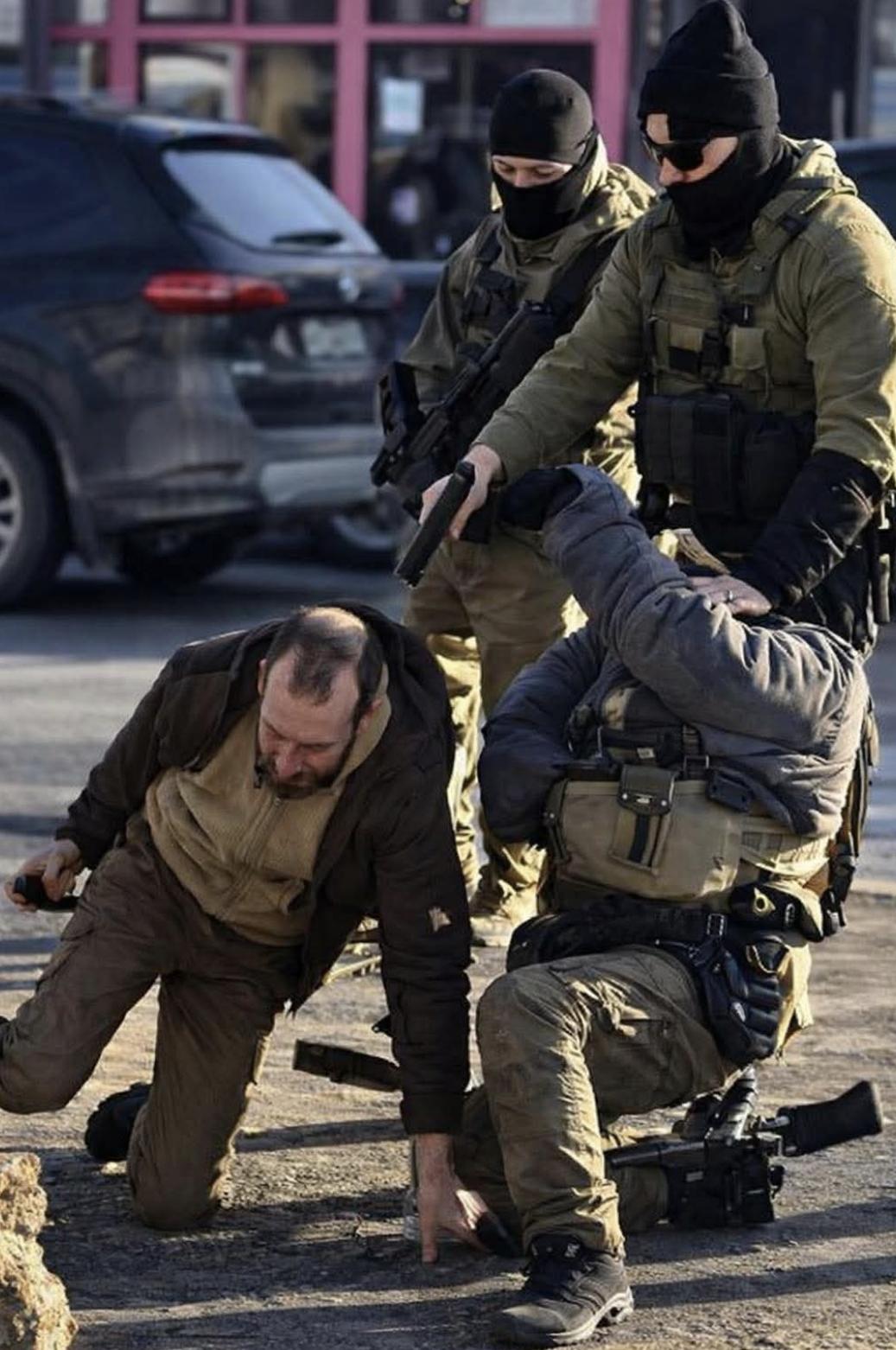 图一是ICE，图二是明州的国民警卫队。差别不要太明显了。前者属于美国联邦