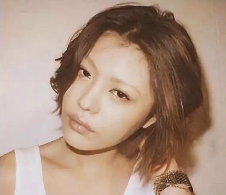 葛荟婕和汪峰的女儿“小苹果”，真是女大十八变，超模身材，模样标致，和年轻时的葛荟