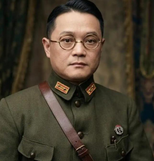 1949年深夜，国民党上将潘文华发现自己最疼爱的七姨太正在房间里偷偷发送电报。他
