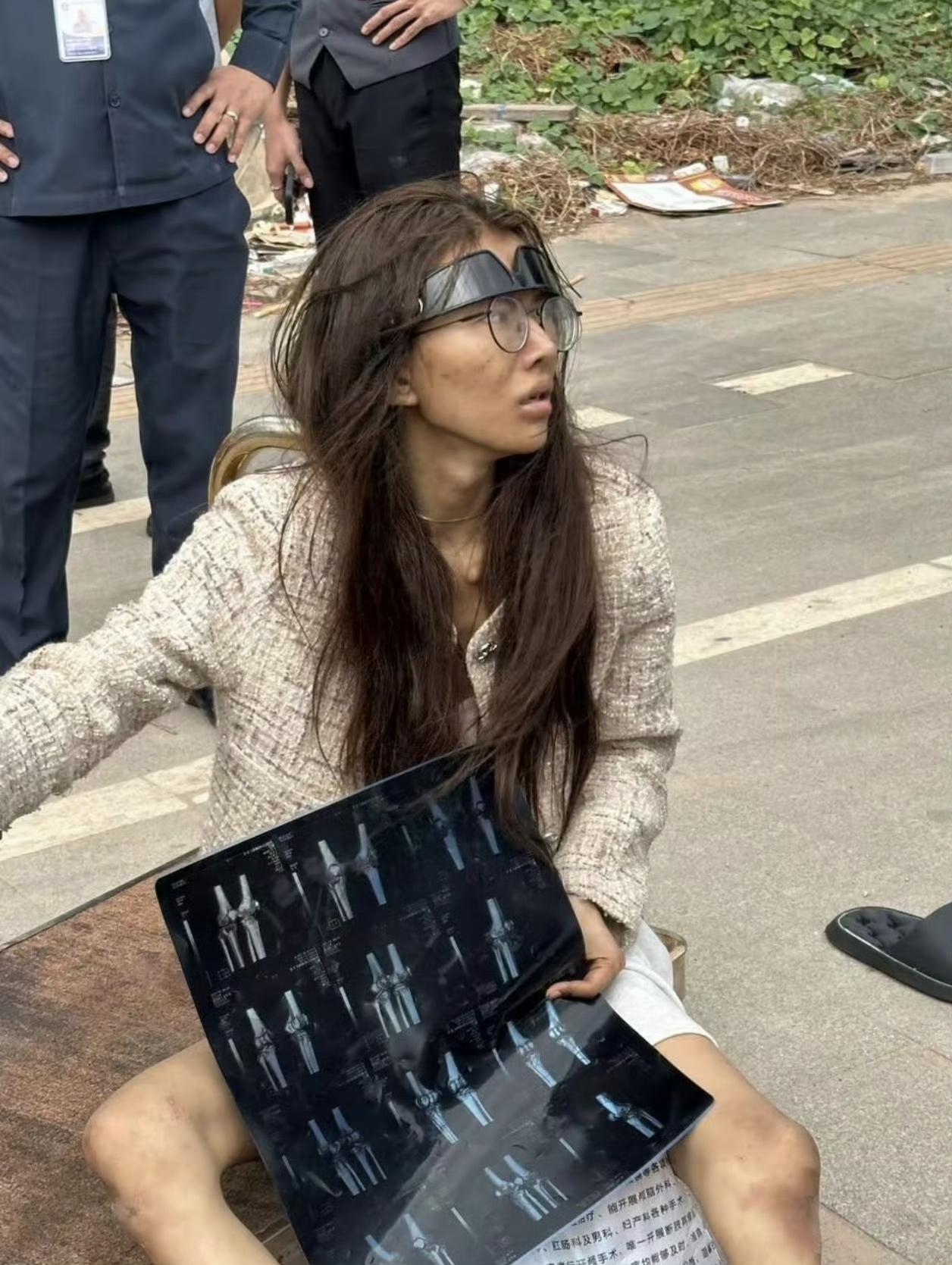 半点儿同情不起来，我这是咋滴了。网友12月26日爆料，在柬埔寨西港街头发现一名