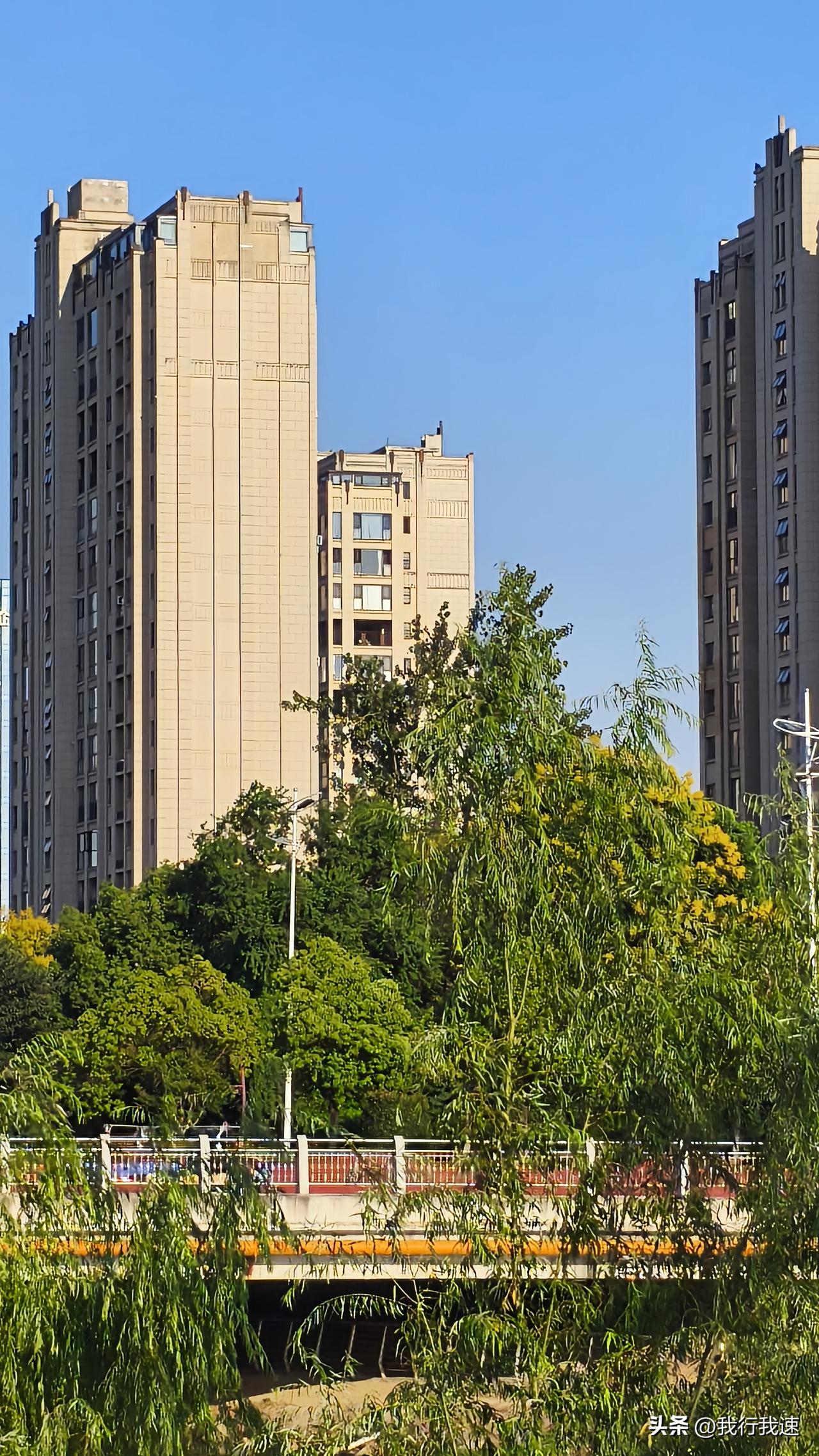 南京这天气最近真的玩起了“分裂式操作”。下周基本没冷空气刷存在感，全国大半地方