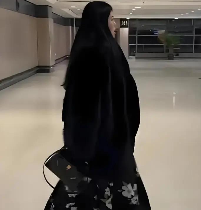 零下二十多度，哈尔滨机场像冰窖。李湘踩着恨天高，光脚穿纱裙，上身裹貂，活像黑熊披